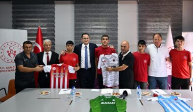 Sokakta keşfedilen futbolcular Gençlerbirliği’yle sözleşme imzaladı
