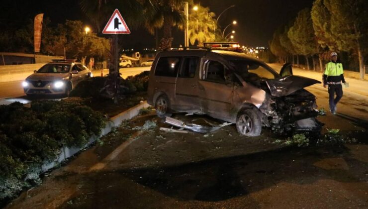 Denizli’de hafif ticari araç ağaca çarptı: 2 ölü