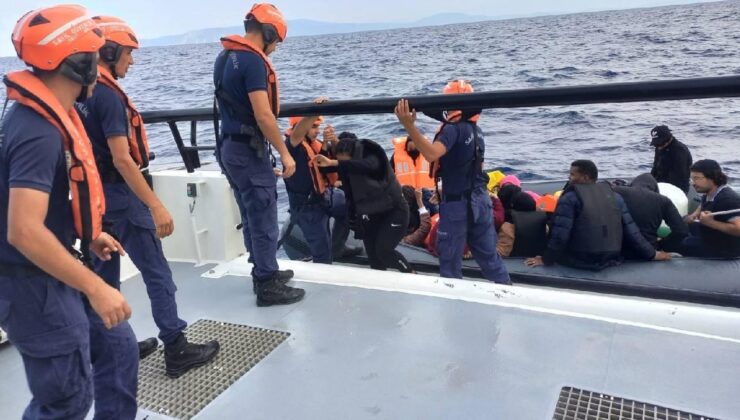 İzmir açıklarında 104 düzensiz göçmen ve 3 göçmen kaçakçısı yakalandı