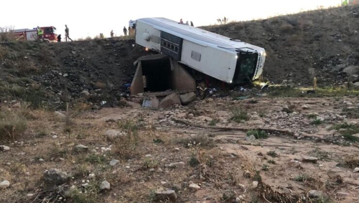 Yolcu otobüsü şarampole devrildi: 3 ölü, 22 yaralı