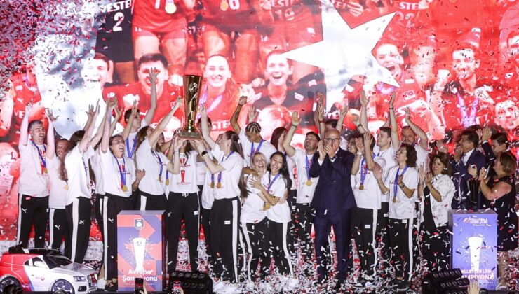 ‘Filenin Sultanları’ Avrupa şampiyonluğunu vatandaşlarla kutladı