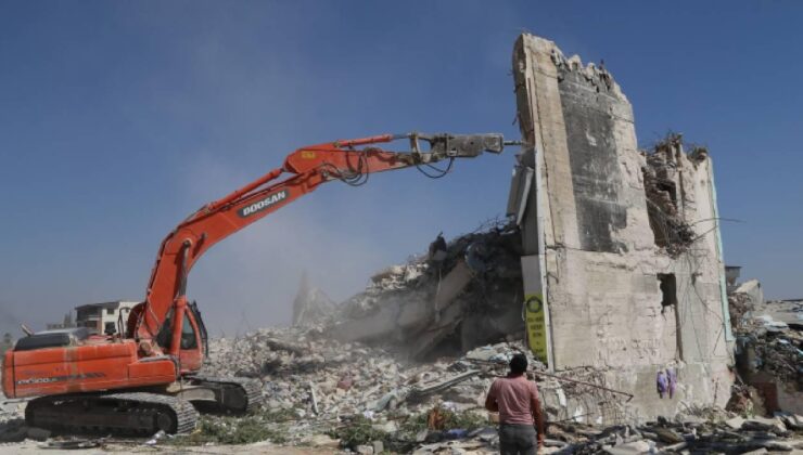 Hatay’da ağır hasarlı binaların kontrollü yıkımı sürüyor