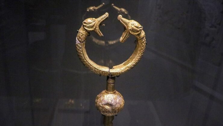 Malazgirt’te bulunan çift başlı ejder işlemeli altın kaplama tuğ ilk kez sergilendi