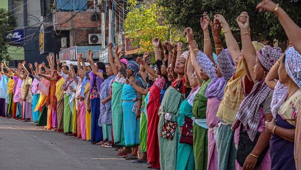 Hindistan’da kayıp 2 öğrencinin ölü bulunması protestolara yol açtı