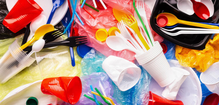 İngiltere’de tek kullanımlık plastik çatal, bıçak, tabak ve tepsi yasağı 1 Ekim’de başlıyor