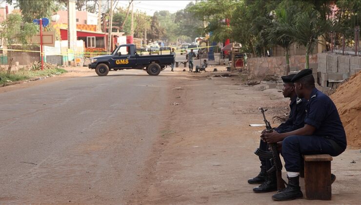 Mali’de düzenlenen 2 terör saldırısında 64 kişi öldü Mali’de düzenlenen 2 ayrı terör saldırısında 49 sivil ve 15 asker yaşamını yitirdi.