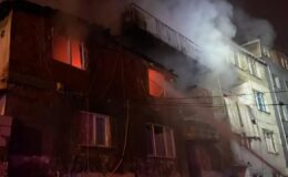 İstanbul’da bir dairede çıkan yangın çatıya sıçradı