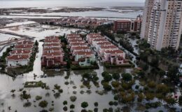 İzmir’de deniz taştı, sokaklar su altında kaldı