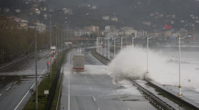 Karadeniz’de fırtına sonucu dev dalgalar oluştu