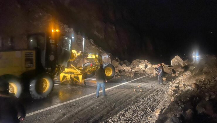 Artvin’de heyelan nedeniyle yol kapandı