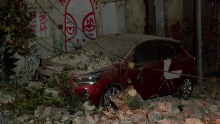 Beyoğlu’nda metruk binadan beton parçaları düştü: 3 otomobil hasar gördü