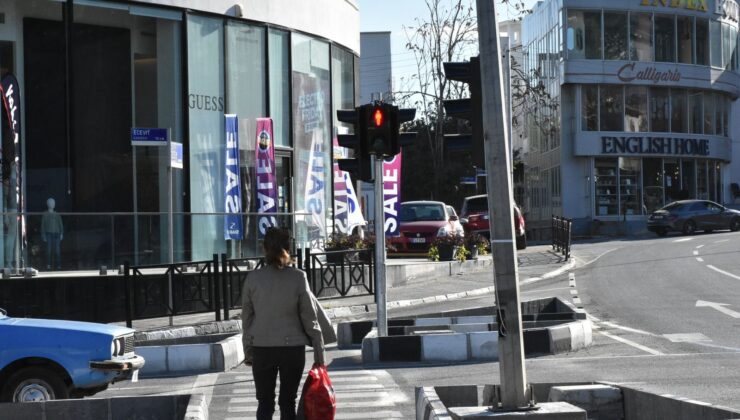 Rauf Raif Denktaş Meydanı’nda yaya ışıkları devreye girdi