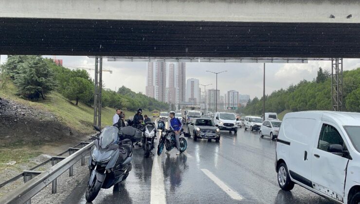 İstanbul’da sağanak trafikte aksamalara neden oluyor