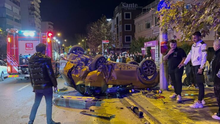 Kadıköy’de kaza: Önce taksiye sonra park halindeki araca çarptı