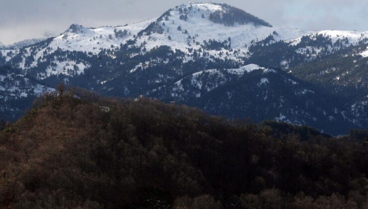 Yunanistan’ın kuzeyine kar yağdı, güneyinde rekor sıcaklık yaşandı