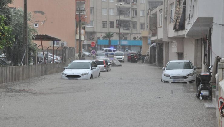 Mersin’de sağanak: Araçlar su altında kaldı