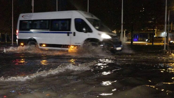 Bursa’da sağanak; cadde ve sokaklar suyla doldu