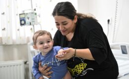Böbrekleri taşla dolu Azerbaycanlı bebek Türkiye’de şifa buldu