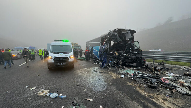 Türkiye’de Kuzey Marmara Otoyolu’nda zincirleme trafik kazası oldu . 10 kişi öldü, 61 kişi yaralandı