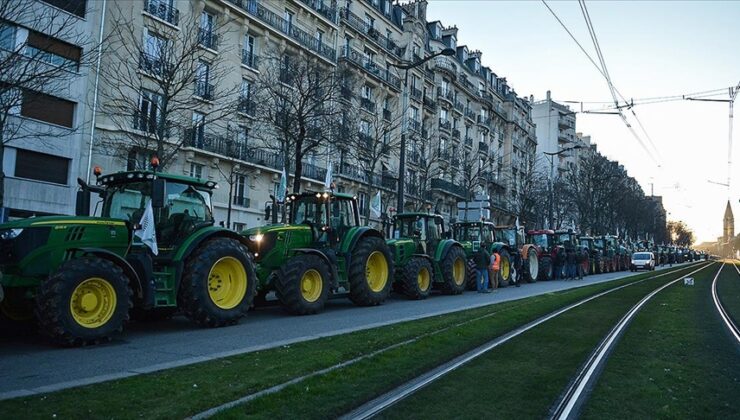 Fransa’da çiftçiler traktörleriyle “Paris’i kuşatma eylemi” yaptı