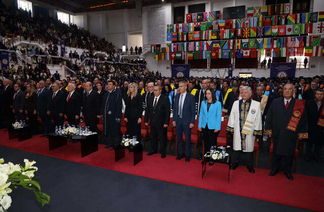 DAÜ lisans ve ön lisans mezunları diploma aldı