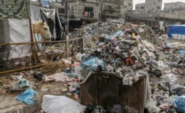 İsrail saldırıları nedeniyle Gazze’de biriken çöpler, sağlık risklerini artırıyor