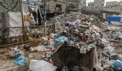 İsrail saldırıları nedeniyle Gazze’de biriken çöpler, sağlık risklerini artırıyor