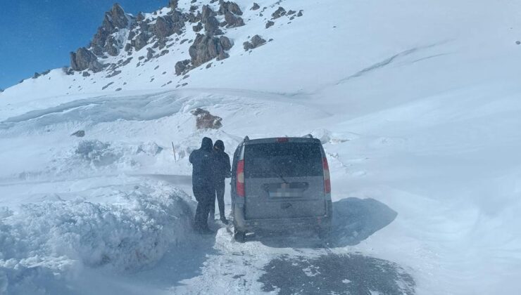 Hakkari’de kar nedeniyle yolda mahsur kalan 2 kişi kurtarıldı