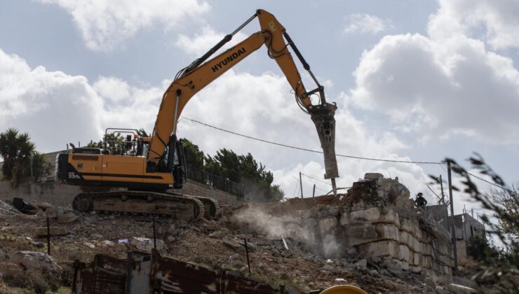 İşgalci İsrail, Batı Şeria’da Filistinlilere ait ev ve tesisleri yıktı