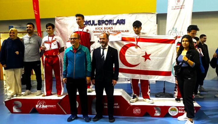 Milli Eğitim Bakanı Çavuşoğlu, Kick Boks Türkiye Şampiyonası’nda ödül alan sporcuları kutladı