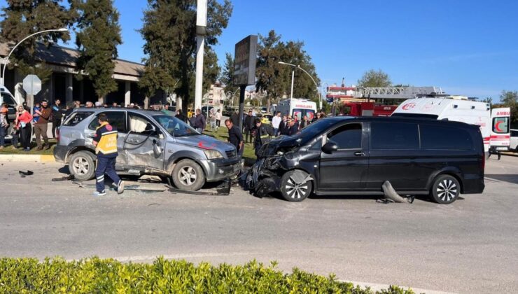 Antalya’da minibüsle cip çarpıştı: 12 yaralı