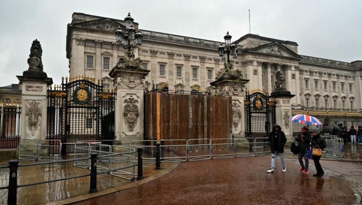 Buckingham Sarayı’nın kapısına çarptı: Gözaltına alındı