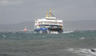 Çanakkale’de feribot seferlerine fırtına engeli