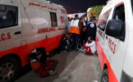 Soykırımcı İsrail ordusu, Gazze’de yaralıları taşıyan bir ambulansı İHA ile hedef aldı