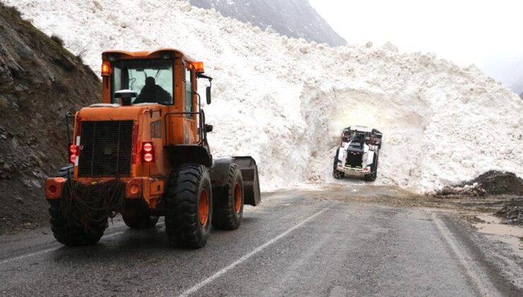 Hakkari’de çığ nedeniyle kapanan yolar açıldı