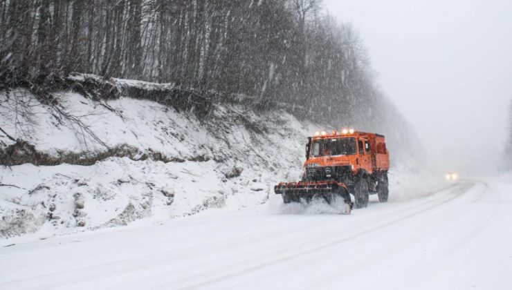 Kars’ta kar yağışı nedeniyle kapanan 47 köy yolu ulaşıma açıldı