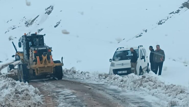 Siirt’te karda mahsur kalan 2 araç kurtarıldı