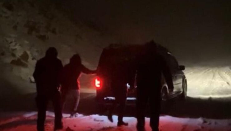 Bitlis’te mart karı esarete dönüştü: Araçlar yolda kaldı