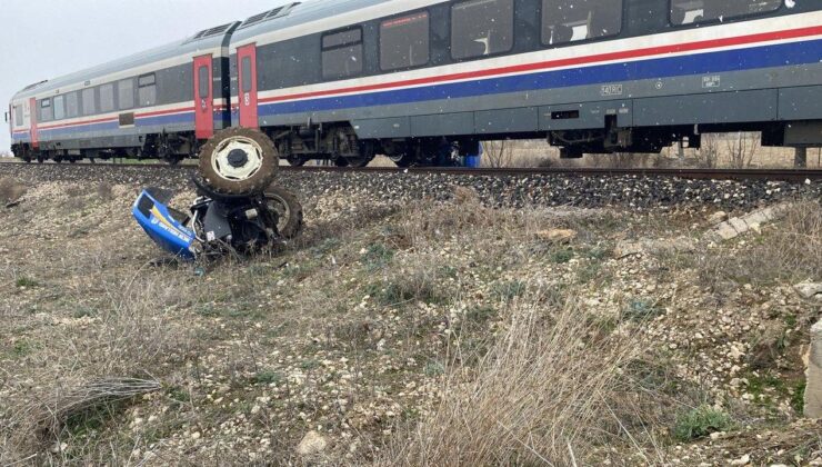 Isparta’da tren ile traktörün çarpıştığı kaza kamerada