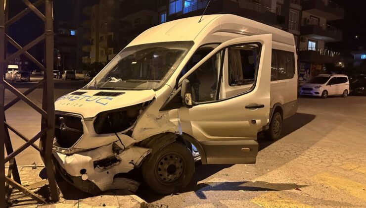 Hatay’da otomobille minibüs çarpıştı: 4 yaralı