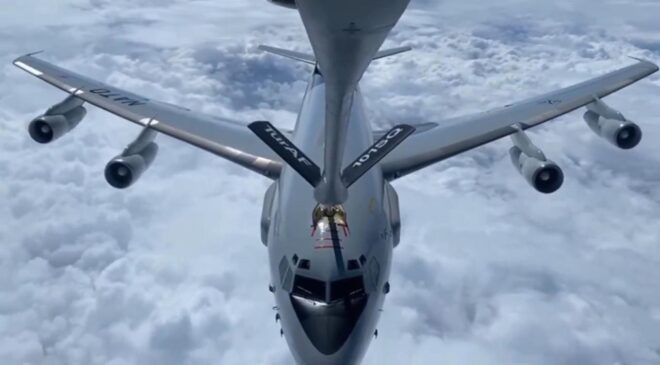 Hava Kuvvetleri’nin tanker uçağı NATO uçağına yakıt ikmali yaptı