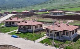 Depremde evleri yıkılan aile yeni evlerine kavuştu