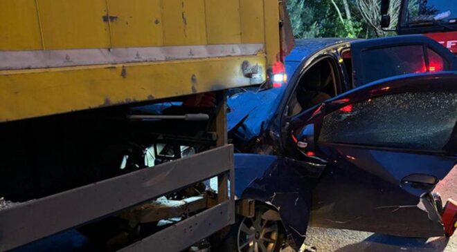 Otomobil, kargo kamyonuna arkadan çarptı: 1 ölü, 2 yaralı