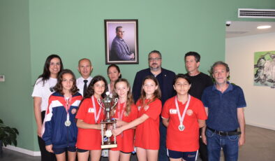 23 Nisan İlkokulu kız atletizm takımından, Girne Belediye Başkanı Şenkul’a ziyaret