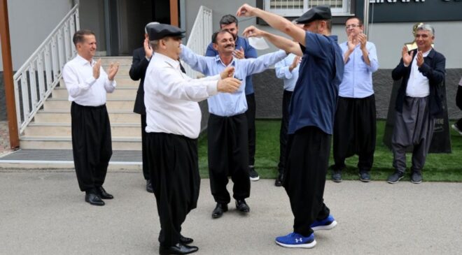 Adana şalvarı ‘coğrafi işaret’ aldı: Halayla kutladılar