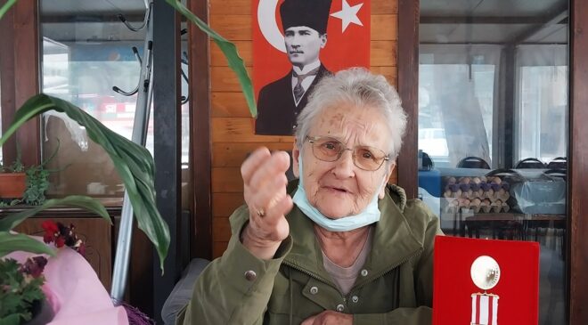 Kıbrıs Barış Harekatı’nda hemşire olarak görev yaptıktan sonra gazi ünvanıyla emekli olan Hacer Çalışkan,12 Mayıs’ta Uluslararası Hemşireler Günü, Anneler Günü ve oğlunun doğum gününü bir arada kutluyor