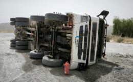 Girne -Değirmenlik dağ yolunda kamyon devrildi, sürücü yaralandı