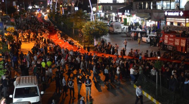 Şırnak’ta 300 metrelik Türk bayrağıyla fener alayı