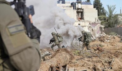 İsrail Gazzelilerin sığındığı okulun yakınına saldırdı