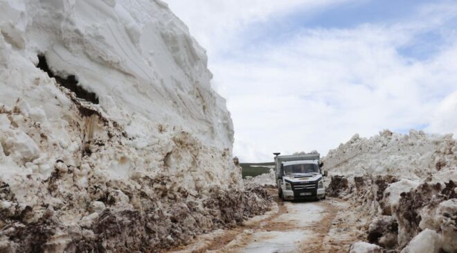 Kardan kapalı yolların açılmasıyla aylar sonra köylerine dönüyorlar